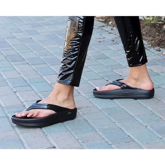 OOFOS OOlala recovery sandal black patent, 8 - Picture 2 of 10